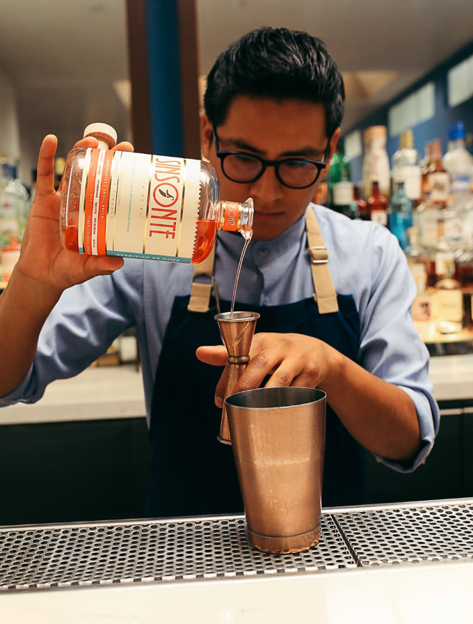 Bartender preparando Sinsonte